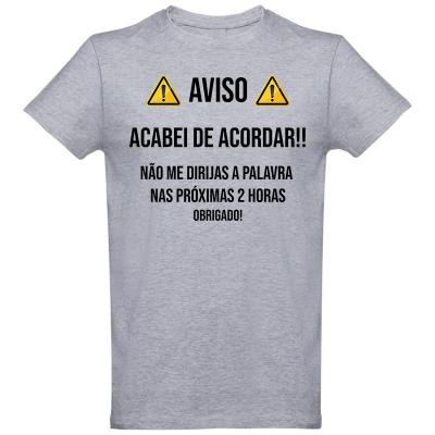 T-shirt cinzenta com texto em português e símbolos de aviso amarelos.