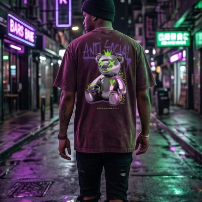 Pessoa de costas a usar t-shirt castanha com estampa de urso prateado e texto, num ambiente urbano com luzes neon à noite