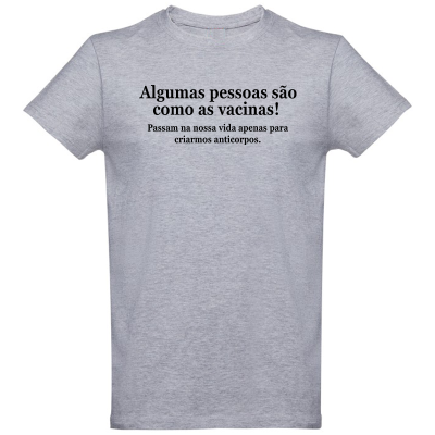 T-shirt cinzenta com texto em português impresso a preto no peito