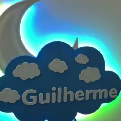 Luminária infantil com nuvem azul, nome Guilherme e lua branca iluminada com luzes coloridas
