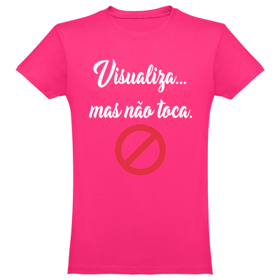T-shirt rosa com texto branco e símbolo de proibição vermelho