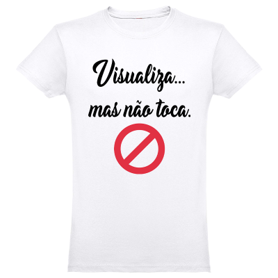 T-shirt branca com texto e símbolo de proibição vermelho