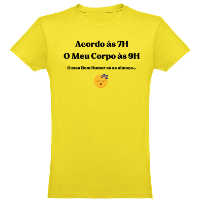 T-shirt feminina amarela com texto e emoji a dormir