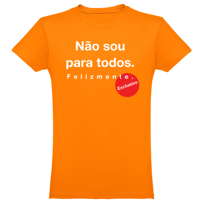 T-shirt laranja com texto branco e selo vermelho exclusivo no peito