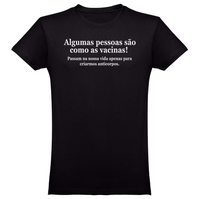 T-shirt preta com texto branco impresso em português.