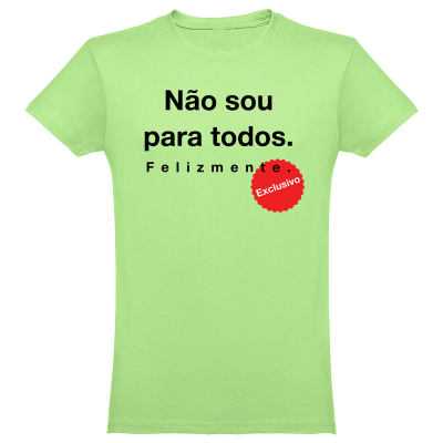 T-shirt verde clara com texto preto e selo vermelho no peito
