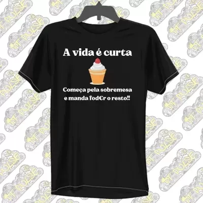 T-shirt preta com texto e imagem de cupcake