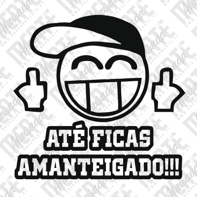 Cara sorridente com boné e dedos médios levantados com texto ATÉ FICAS AMANTEIGADO!!!.