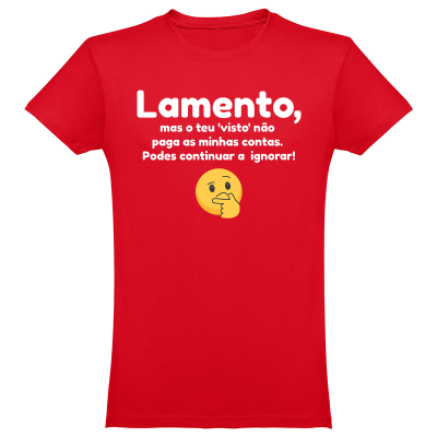 Camiseta vermelha com texto em branco e emoji pensativo.