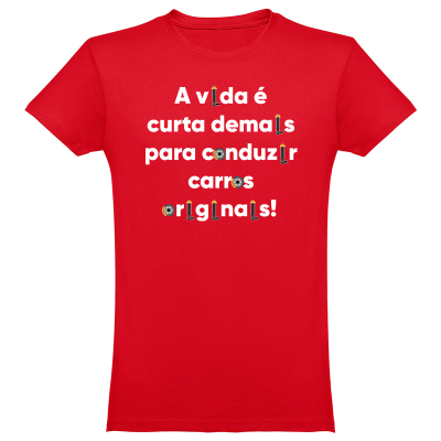 T-shirt vermelha com texto branco e ícones de pistões e volantes