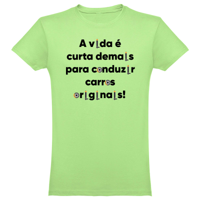 T-shirt verde com texto preto e gráficos nas letras