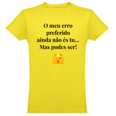 T-shirt amarela com texto e emoji no centro