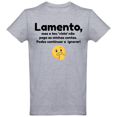 T-shirt cinzenta com texto em português e emoji de rosto pensativo