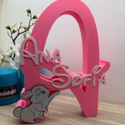 Suporte rosa de espuma com texto Ana Sofia e coelho cinza decorativo