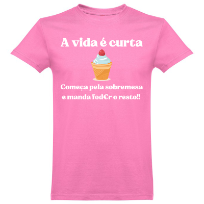 T-shirt rosa com texto branco e desenho de gelado no centro
