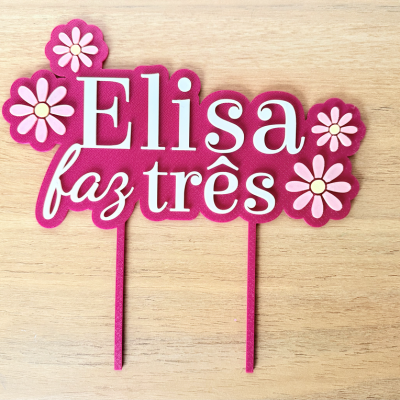 Decorativo de festa cor-de-rosa com flores e texto Elisa faz três