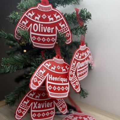 Ornamentos de Natal camisolas vermelhas com padrões brancos e nomes personalizados