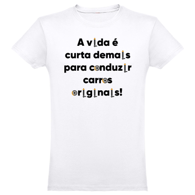 T-shirt branca com texto preto e letras decoradas com velas de ignição e volantes.