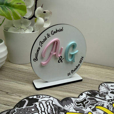Placa decorativa de batismo redonda com letras 3D e texto em madeira e plantas ao fundo