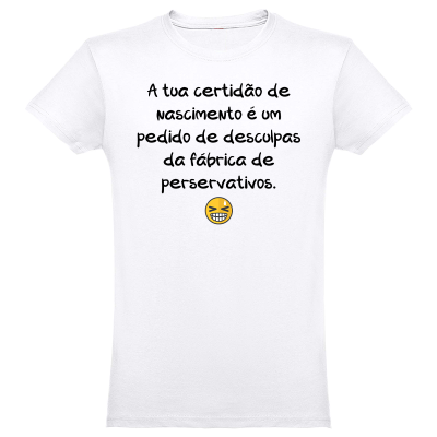 T-shirt branca com texto humorístico em preto e emoji amarelo na frente