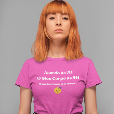 T-shirt rosa com texto engraçado em branco e emoji amarelo de dormir