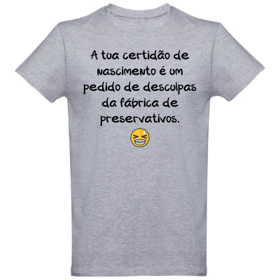 T-shirt cinzenta clara com texto preto e emoji sorridente