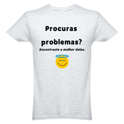 T-shirt cinzenta com texto preto e emoji sorridente com auréola