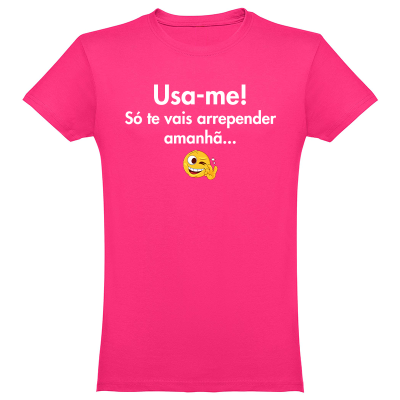 T-shirt rosa com texto branco e emoji amarelo sorridente