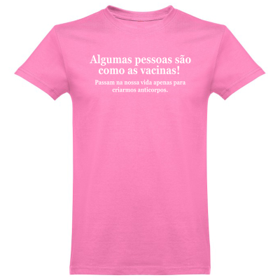 T-shirt rosa com frase em branco