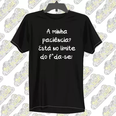 T-shirt preta com texto branco pendurada em cabide