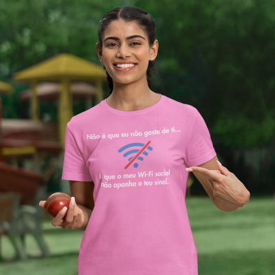 Mulher com camisola cor-de-rosa com texto humorístico sobre Wi-Fi social em parque verde