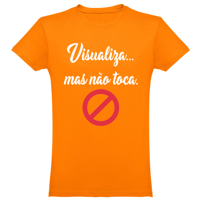 T-shirt laranja com texto branco e símbolo de proibição vermelho