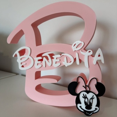 Adereço decorativo rosa com texto branco BENEDITA e figura da Minnie Mouse em rosa e preto.