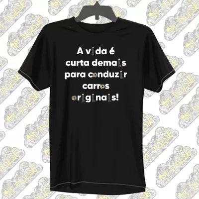 T-shirt preta com texto branco e ícones, pendurada num cabide.