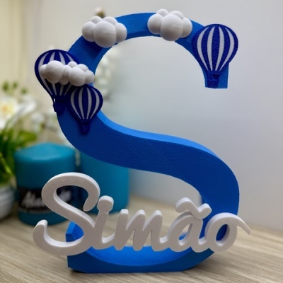 Escultura decorativa da letra S azul com balões e nome Simão em branco