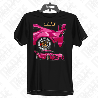 T-shirt preta com estampa de carro desportivo rosa com jantes douradas e texto BBS