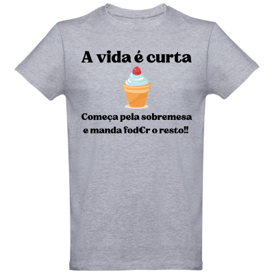 T-shirt cinza com texto em português e ilustração de gelado