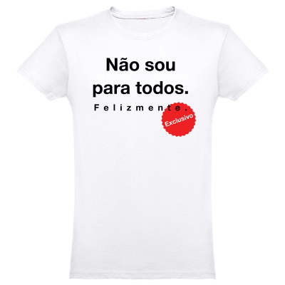 T-shirt branca com texto em preto e selo vermelho exclusivo