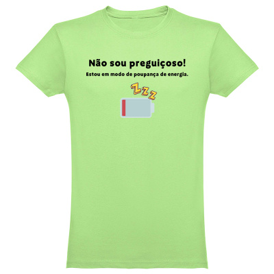 T-shirt verde clara com texto em português e desenho de bateria descarregada