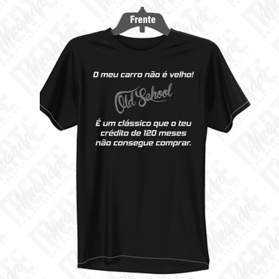T-shirt preta com texto em branco e cinzento pendurada num cabide preto