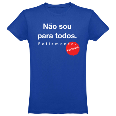 T-shirt azul com texto branco e selo vermelho exclusivo
