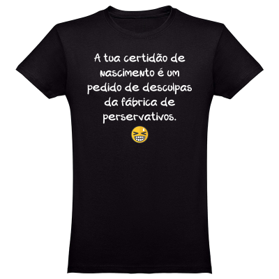 T-shirt preta com texto branco humorístico em português e emoji amarelo sorridente