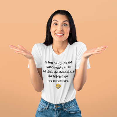 T-shirt branca com texto humorístico em português e emoji amarelo