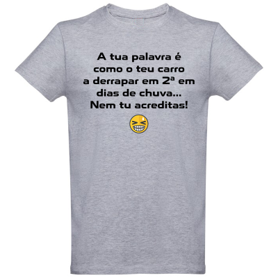 T-shirt cinzenta com texto em português e emoji