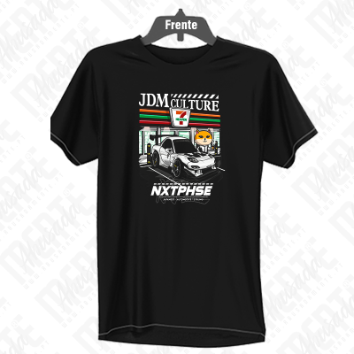 T-shirt preta com estampa de carro desportivo e cão Shiba Inu