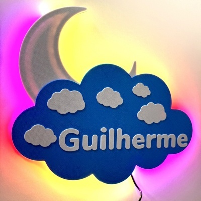 Placa decorativa azul em forma de nuvem com nome e luzes coloridas
