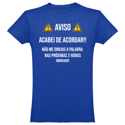 T-shirt azul com texto de aviso em português