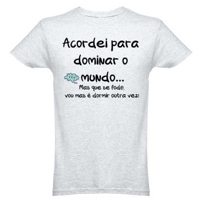 T-shirt cinzenta clara com texto humorístico em português