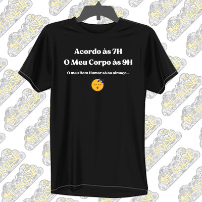 T-shirt preta com texto branco e emoji de dormir pendurada num cabide preto