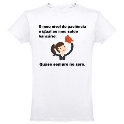T-shirt branca com texto e ilustração humorística